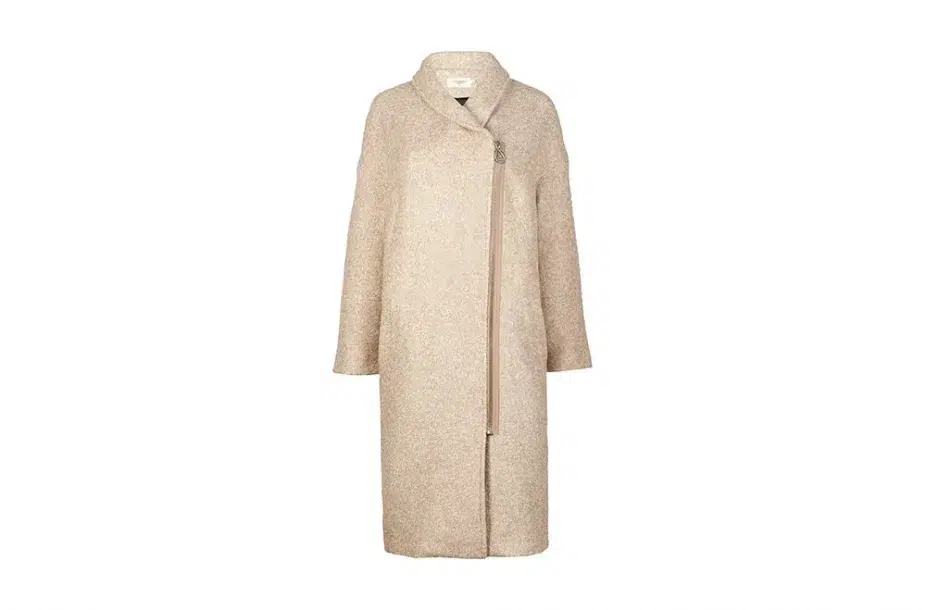 Photographie d'un manteau en volume sur mannequin invisible.