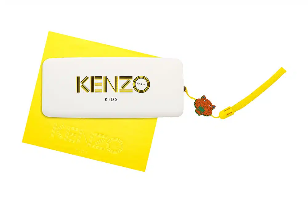 Photographie packshot en studio d'un étui à lunettes et d'une chiffonnette jaune vif. Collection optique pour enfant Kenzo Kids.Collection optique pour enfant Kenzo Kid