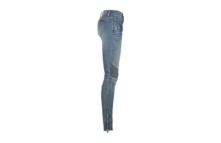 Pantalon jeans photographié en volume sur mannequin invisible. Vue de profil.