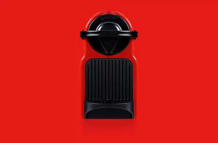 Photographie de pub d'une machine Nespresso sur fond rouge.