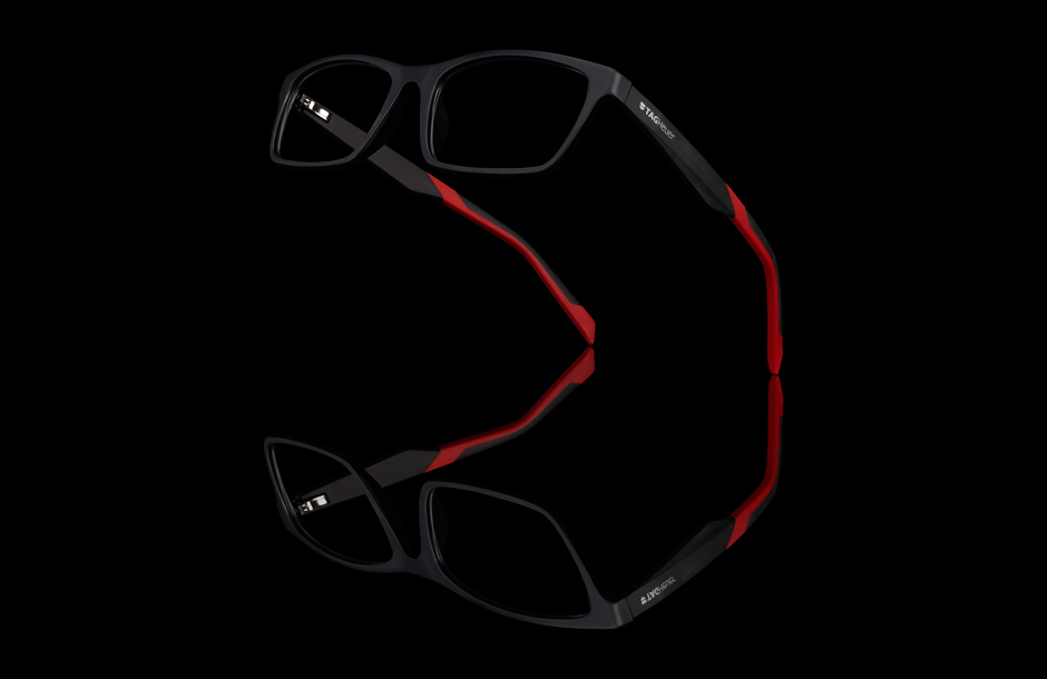 Photographie en studio d'une paire de lunettes Tag Heuer pour une PLV Alain Afflelou.