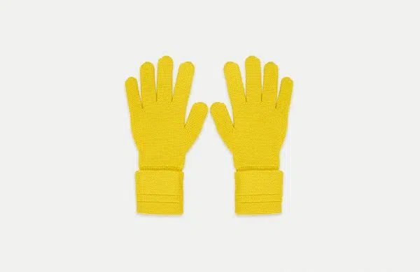 Photographie packshot d'une paire de gants Molli jaunes.