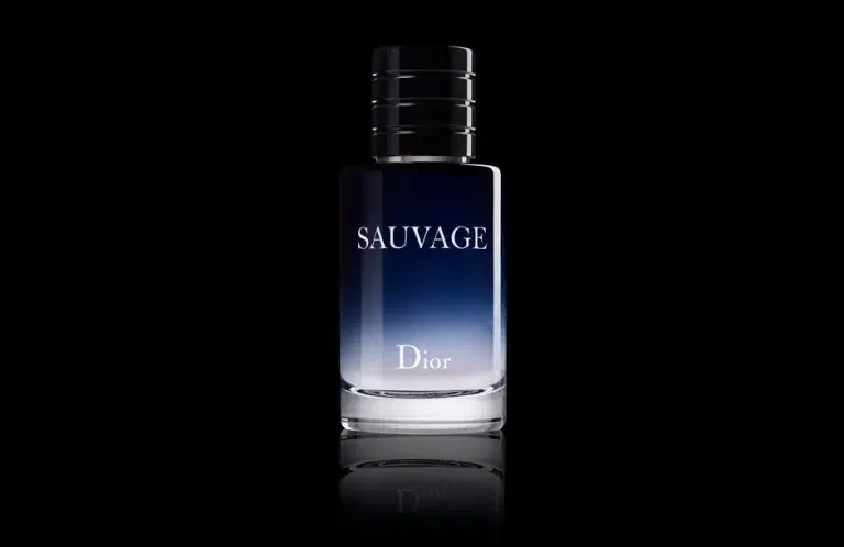 Photographie packshot sur fond noir du flacon de parfum Eau sauvage de Dior.