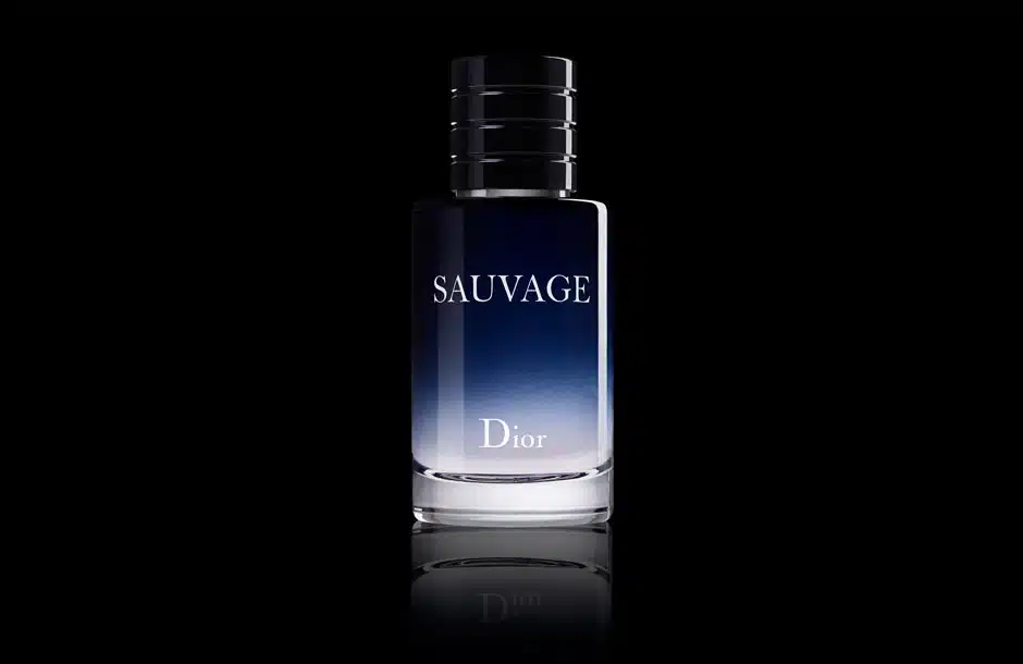 Photographie packshot sur fond noir du flacon de parfum Eau sauvage de Dior.