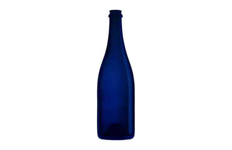 Photographie en studio d'une bouteille en verre bleue.