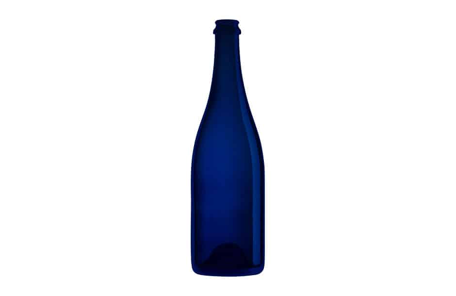Photographie en studio d'une bouteille en verre bleue.