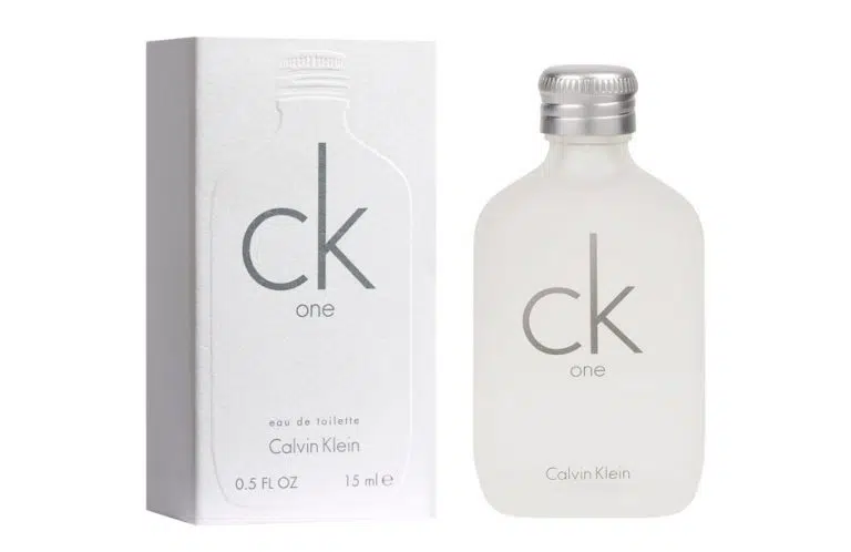 Photographie packshot en studio d'un échantillon de parfum CK avec son étui.