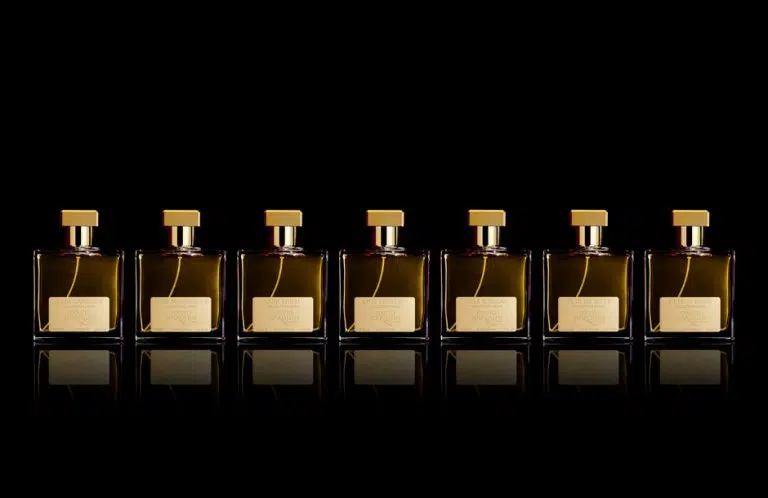 Photographie packshot en studio d'une gamme de flacons de parfum.