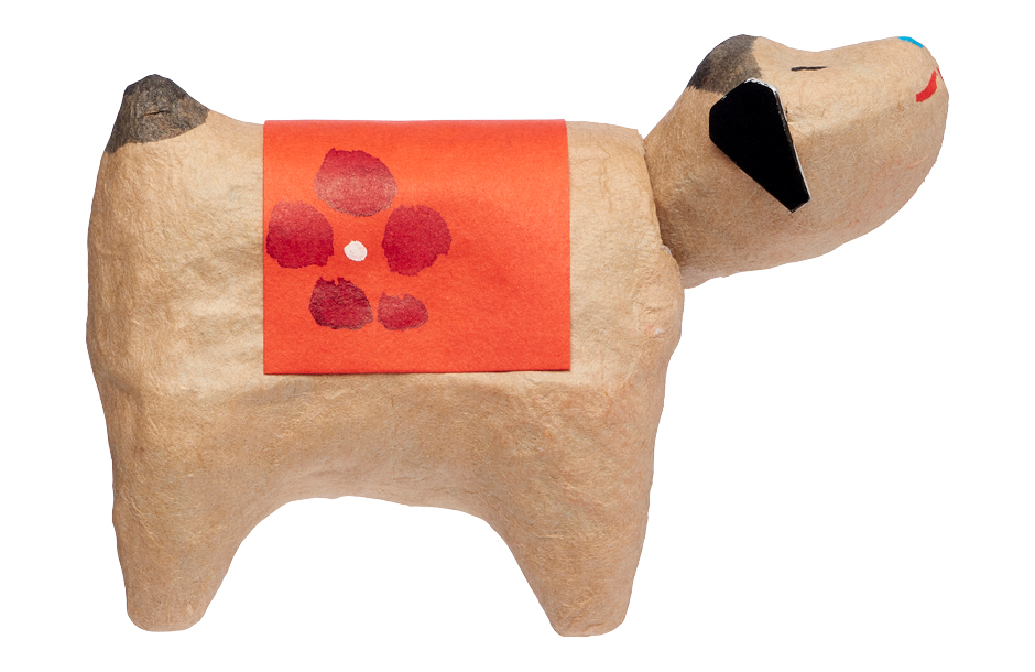 Photographie packshot en studio d'une figurine d'artisanat japonais.