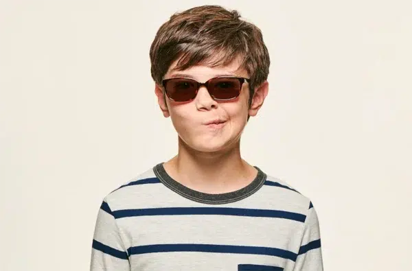 Photo de lunettes solaires sur mannequin enfant
