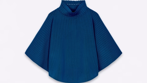 Packshot d'un poncho en maille côtelée bleu canard, présenté à plat sur fond blanc.