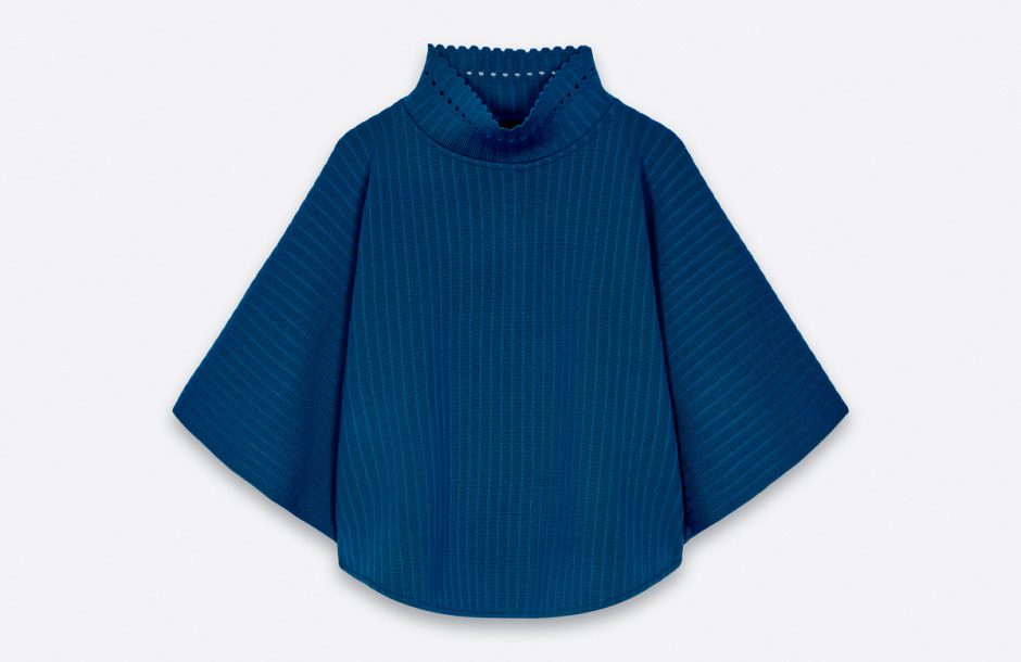 Packshot d'un poncho en maille côtelée bleu canard, présenté à plat sur fond blanc.