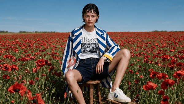 Mannequin généré par IA, vêtu d'une veste rayée et d'un short en jean réels, mis en scène dans un champ de coquelicots pour illustrer la liberté de décor offerte par l'IA générative.