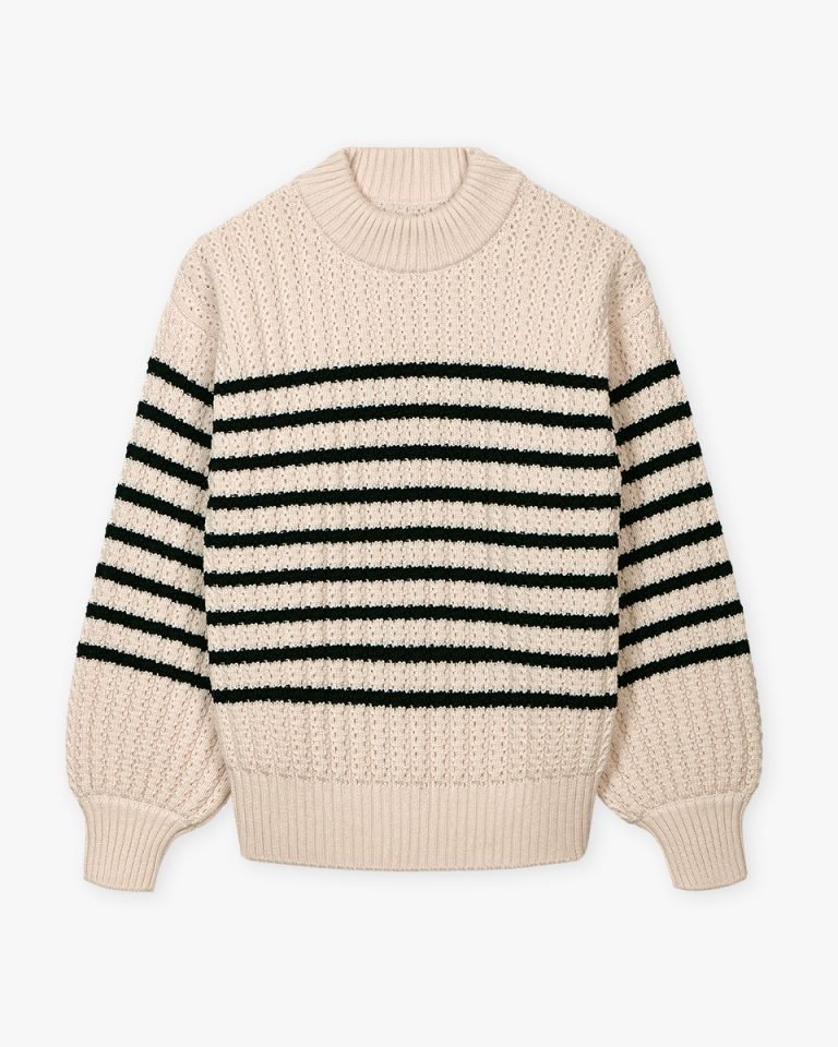 Pull en maille torsadée écru et noir à rayures, photographié à plat sur fond clair, avec un rendu net de la texture du tricot et des finitions côtelées