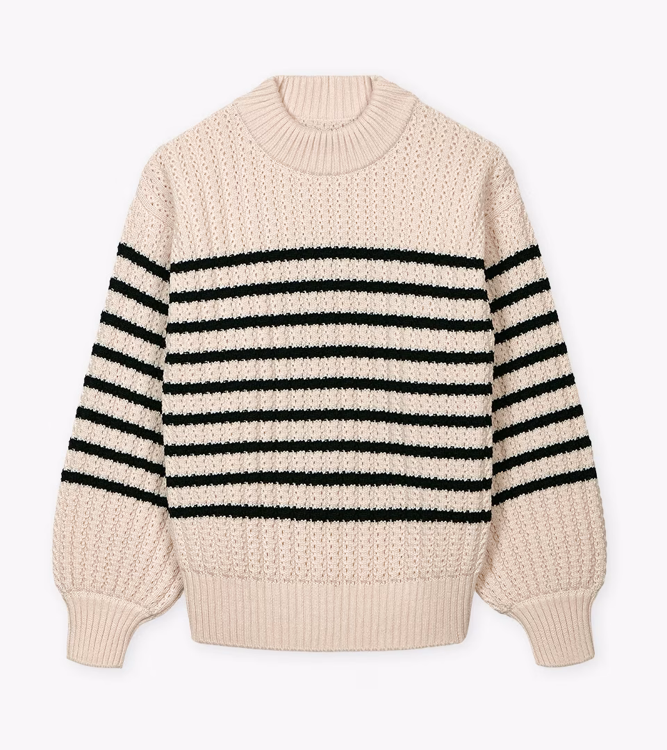 Pull en maille torsadée écru et noir à rayures, photographié à plat sur fond clair, avec un rendu net de la texture du tricot et des finitions côtelées