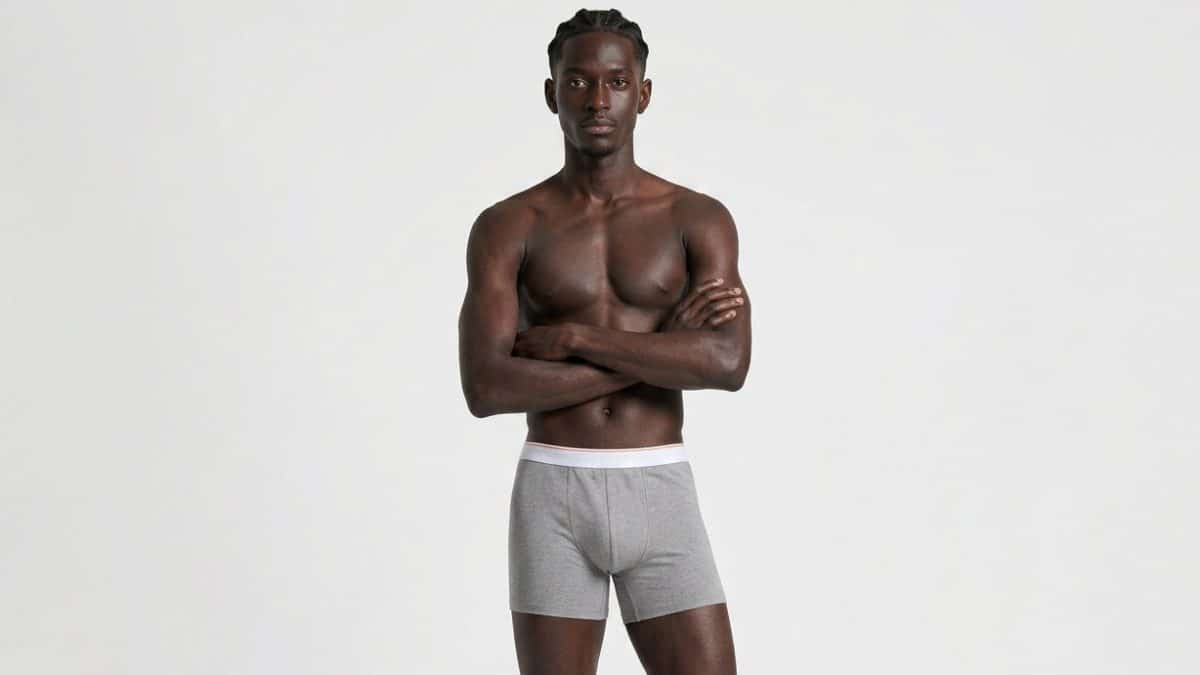 Homme torse nu en sous-vêtement, bras croisés — symbole du SEO image e-commerce jamais fait sérieusement