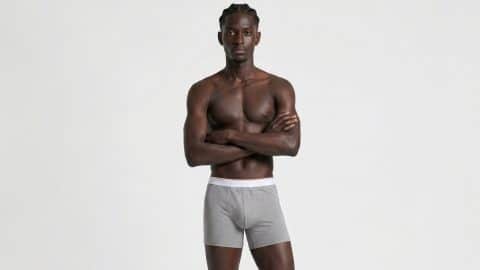 Homme torse nu en sous-vêtement, bras croisés — symbole du SEO image e-commerce jamais fait sérieusement