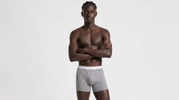 Homme torse nu en sous-vêtement, bras croisés — symbole du SEO image e-commerce jamais fait sérieusement